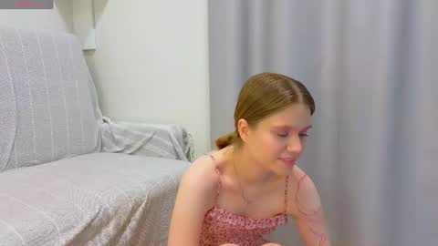 Snapshot of alisia_spinnet chatting on June 22, 4:04 pm Alisia online show from June 22, 4:04 pm