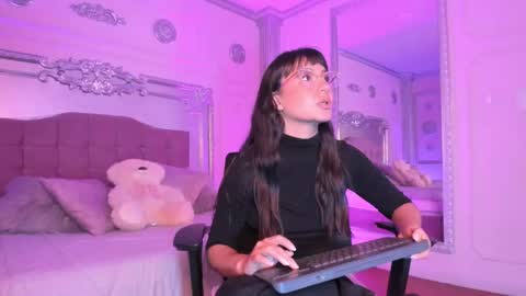 Snapshot of alisonfishert chatting on February 19, 12:00 pm Alison Fishert online show from February 19, 12:00 pm