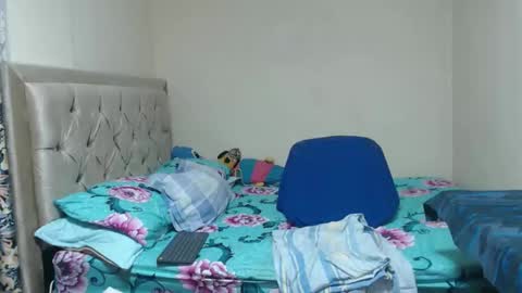 Snapshot of alisse27 chatting on January 12, 1:55 am allise online show from January 12, 1:55 am