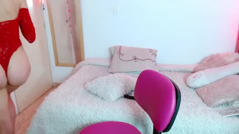 Snapshot of alissesallie_ chatting on June 2, 11:18 pm alissesallie_ online show from June 2, 11:18 pm