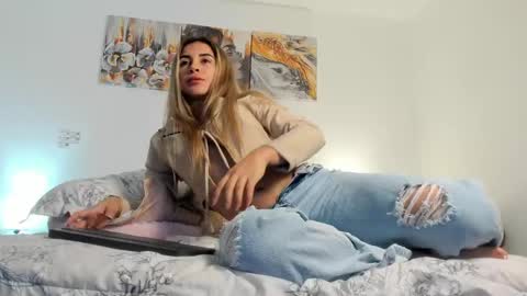 Snapshot of alissonroyce chatting on October 18, 3:42 am Goddess  online show from October 18, 3:42 am