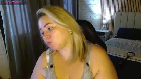 Snapshot of allegra_ferragamo chatting on December 4, 4:38 pm Ale online show from December 4, 4:38 pm