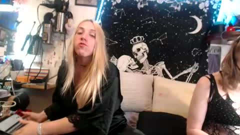 Snapshot of allforthedxll chatting on March 11, 2:07 pm allforthedxll online show from March 11, 2:07 pm