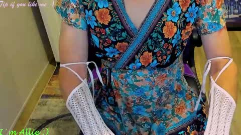 Snapshot of allie__kat chatting on May 2, 2:33 pm Allie online show from May 2, 2:33 pm