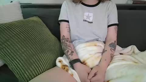 Snapshot of alliebearx chatting on May 4, 2:18 am alliebearx online show from May 4, 2:18 am