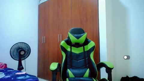 Snapshot of allison_baby_2416 chatting on December 24, 9:33 pm Alisson online show from December 24, 9:33 pm