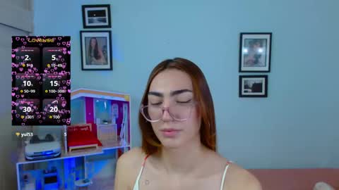 Snapshot of allisonblossom chatting on January 7, 6:43 pm online show from January 7, 6:43 pm