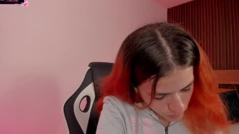 Snapshot of alliss_ginger_ chatting on May 21, 9:22 pm A L L I S S online show from May 21, 9:22 pm