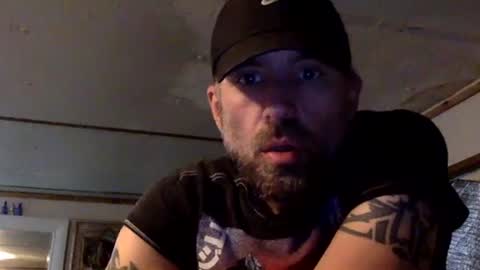 Snapshot of allitrunnin chatting on December 1, 4:39 am allitrunnin online show from December 1, 4:39 am