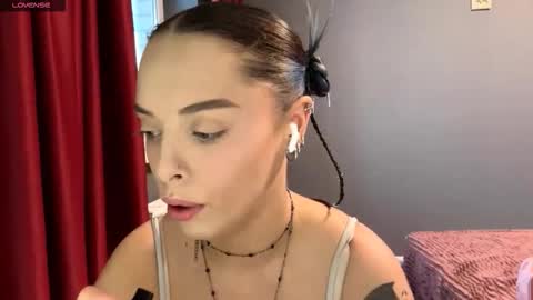 Snapshot of alluring_vibes_69 chatting on December 4, 9:18 am Esme online show from December 4, 9:18 am