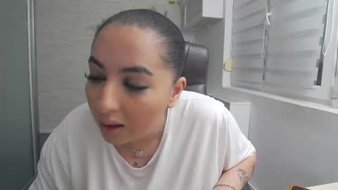 Snapshot of allyiah chatting on May 29, 8:29 pm online show from May 29, 8:29 pm