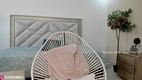 Snapshot of allyson_4 chatting on December 13, 7:43 pm Allyson 3 online show from December 13, 7:43 pm