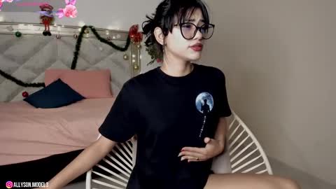 Snapshot of allyson_4 chatting on December 22, 7:31 pm Allyson 3 online show from December 22, 7:31 pm