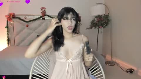 Snapshot of allyson_4 chatting on January 2, 11:06 pm Allyson 3 online show from January 2, 11:06 pm