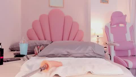 Snapshot of allyson_petite chatting on November 9, 8:18 pm Allyson online show from November 9, 8:18 pm