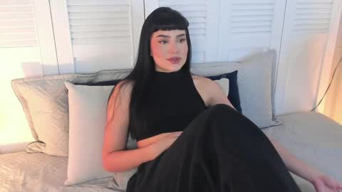 Mia online show from May 4, 3:19 pm