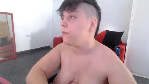 Snapshot of almondonwheels chatting on December 15, 9:09 pm Almond online show from December 15, 9:09 pm