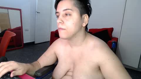 Snapshot of almondonwheels chatting on December 29, 8:04 pm Almond online show from December 29, 8:04 pm