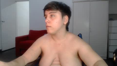 Snapshot of almondonwheels chatting on January 22, 3:09 am Almond online show from January 22, 3:09 am