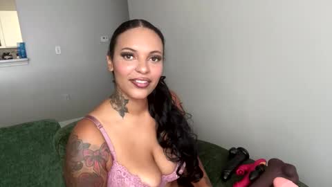 Snapshot of alongcamelexy chatting on October 14, 3:24 pm alongcamelexy online show from October 14, 3:24 pm