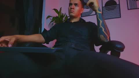 alpha_dominus_ online show from May 19, 4:08 am