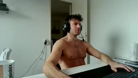 Snapshot of alphah_hunk chatting on January 18, 9:57 am alphah_hunk online show from January 18, 9:57 am