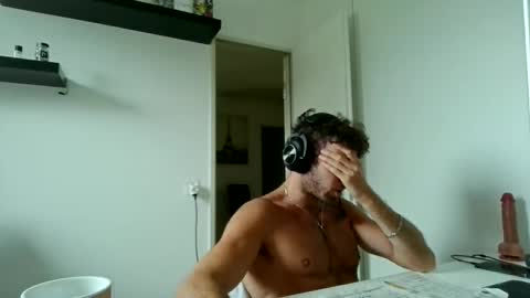 Snapshot of alphah_hunk chatting on May 10, 10:42 am alphah_hunk online show from May 10, 10:42 am
