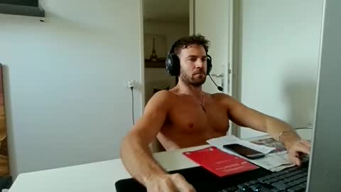 Snapshot of alphah_hunk chatting on June 6, 9:47 am alphah_hunk online show from June 6, 9:47 am