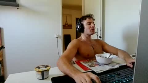 Snapshot of alphah_hunk chatting on June 15, 10:28 am alphah_hunk online show from June 15, 10:28 am