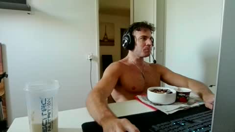 Snapshot of alphah_hunk chatting on June 16, 10:18 am alphah_hunk online show from June 16, 10:18 am