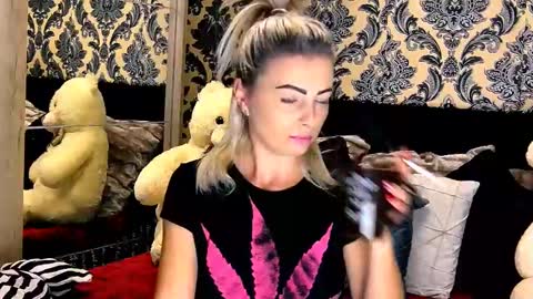 Snapshot of alyblonde chatting on December 7, 9:06 am aly online show from December 7, 9:06 am