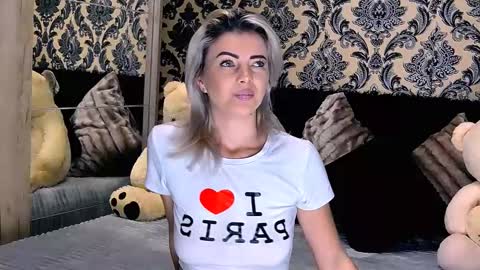 Snapshot of alyblonde chatting on December 18, 9:58 am aly online show from December 18, 9:58 am