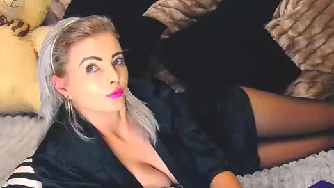 Snapshot of alyblonde chatting on February 9, 2:07 pm aly online show from February 9, 2:07 pm