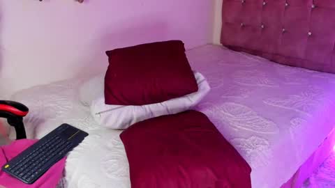 Elyn online show from April 8, 3:23 pm