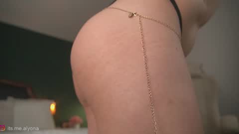 Snapshot of alyonaqueen_ chatting on July 30, 7:24 pm Alyona online show from July 30, 7:24 pm