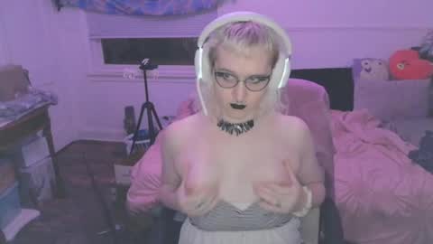 Snapshot of alyxiabewbs chatting on May 18, 2:29 am alyxiabewbs online show from May 18, 2:29 am