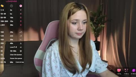 Snapshot of alyxkinski chatting on April 6, 8:43 pm Alyx online show from April 6, 8:43 pm