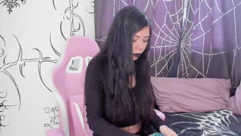 Snapshot of alyxroses chatting on June 17, 4:30 pm online show from June 17, 4:30 pm