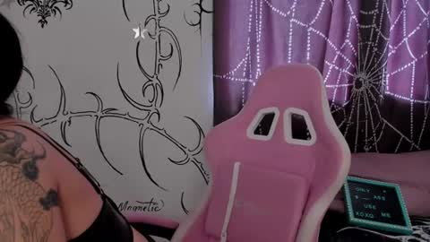 Snapshot of alyxroses chatting on June 21, 8:22 pm online show from June 21, 8:22 pm