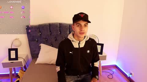 Snapshot of amadeo_wild chatting on December 4, 1:53 pm Amadeo Wild online show from December 4, 1:53 pm