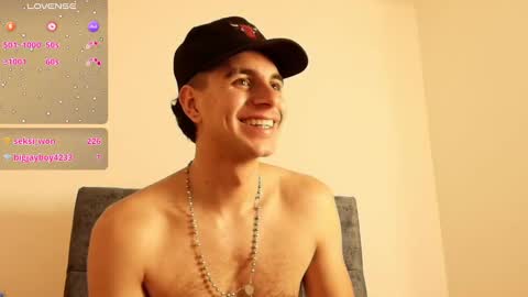 Snapshot of amadeo_wild chatting on December 4, 5:11 pm Amadeo Wild online show from December 4, 5:11 pm