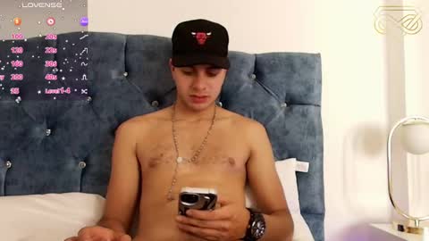 Snapshot of amadeo_wild chatting on December 6, 5:20 am Amadeo Wild online show from December 6, 5:20 am