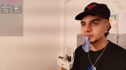 Snapshot of amadeo_wild chatting on January 22, 4:02 pm Amadeo Wild online show from January 22, 4:02 pm