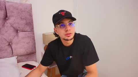 Snapshot of amadeo_wild chatting on February 6, 3:20 pm Amadeo Wild online show from February 6, 3:20 pm