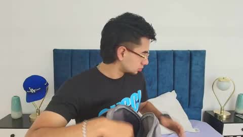 Snapshot of amadeo_wild chatting on March 9, 2:21 pm Amadeo Wild online show from March 9, 2:21 pm