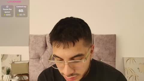 Snapshot of amadeo_wild chatting on October 26, 4:29 am Amadeo Wild online show from October 26, 4:29 am