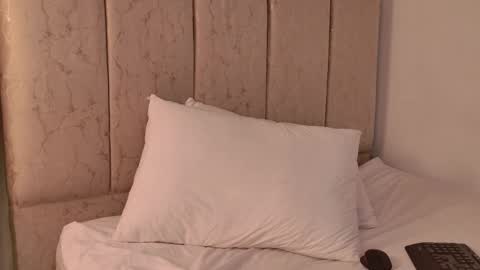 amaia_saenz_oa online show from March 4, 3:40 pm