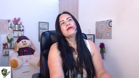 Snapshot of amalia_brunette chatting on December 6, 11:14 pm AMALIA online show from December 6, 11:14 pm