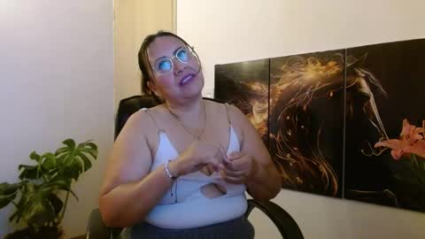 Snapshot of amalia_brunette chatting on May 4, 10:17 pm AMALIA online show from May 4, 10:17 pm