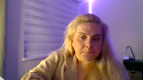 Snapshot of amandainbloom chatting on November 20, 6:02 am Amanda online show from November 20, 6:02 am